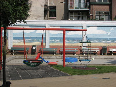 828534 Gezicht op de muurschildering met een zeetafereel, langs het terrein van Speeltuin De Kleine Dom (Lange ...